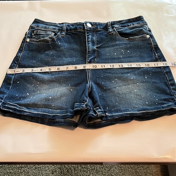 Judy Blue Cuffed High Rise Shorts Size L - Picture 5 of 16